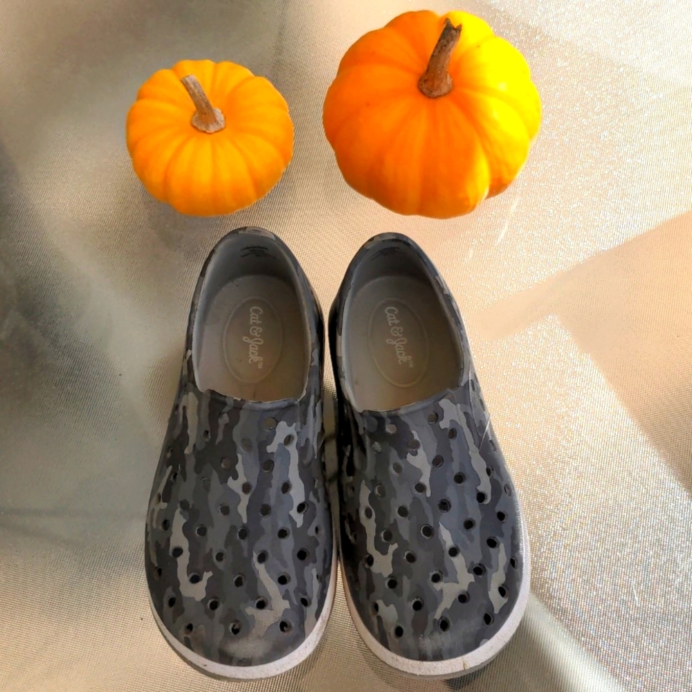 Cat & Jack camo toddler 8